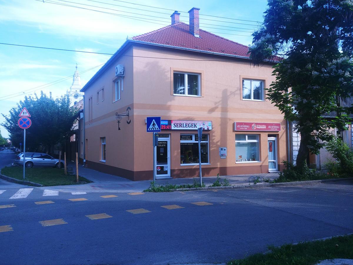 Sarok Apartmanhaz Apartment *